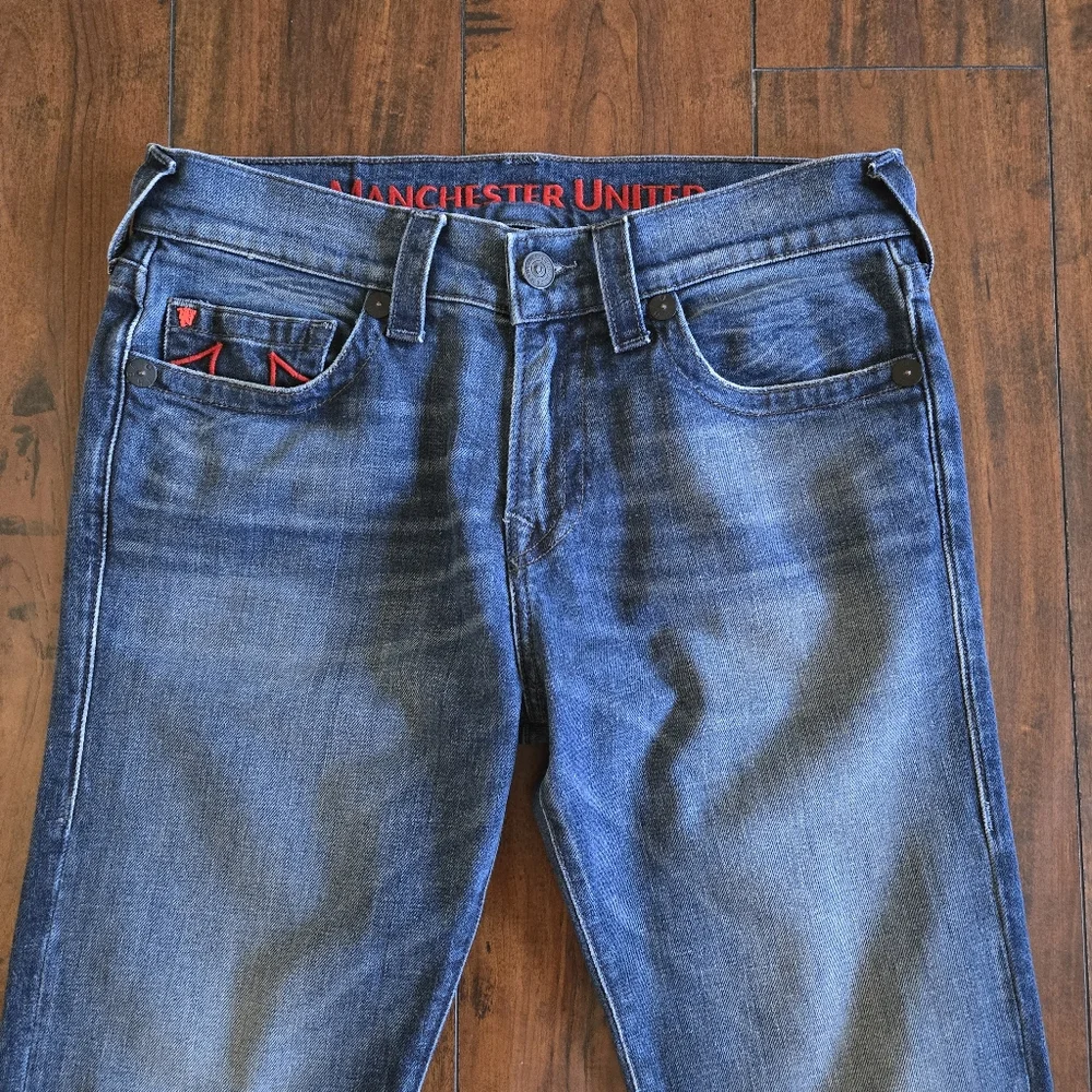 True Religion Men's Denim Manchester United Rocco SE Red Stitch Jeans Size 32